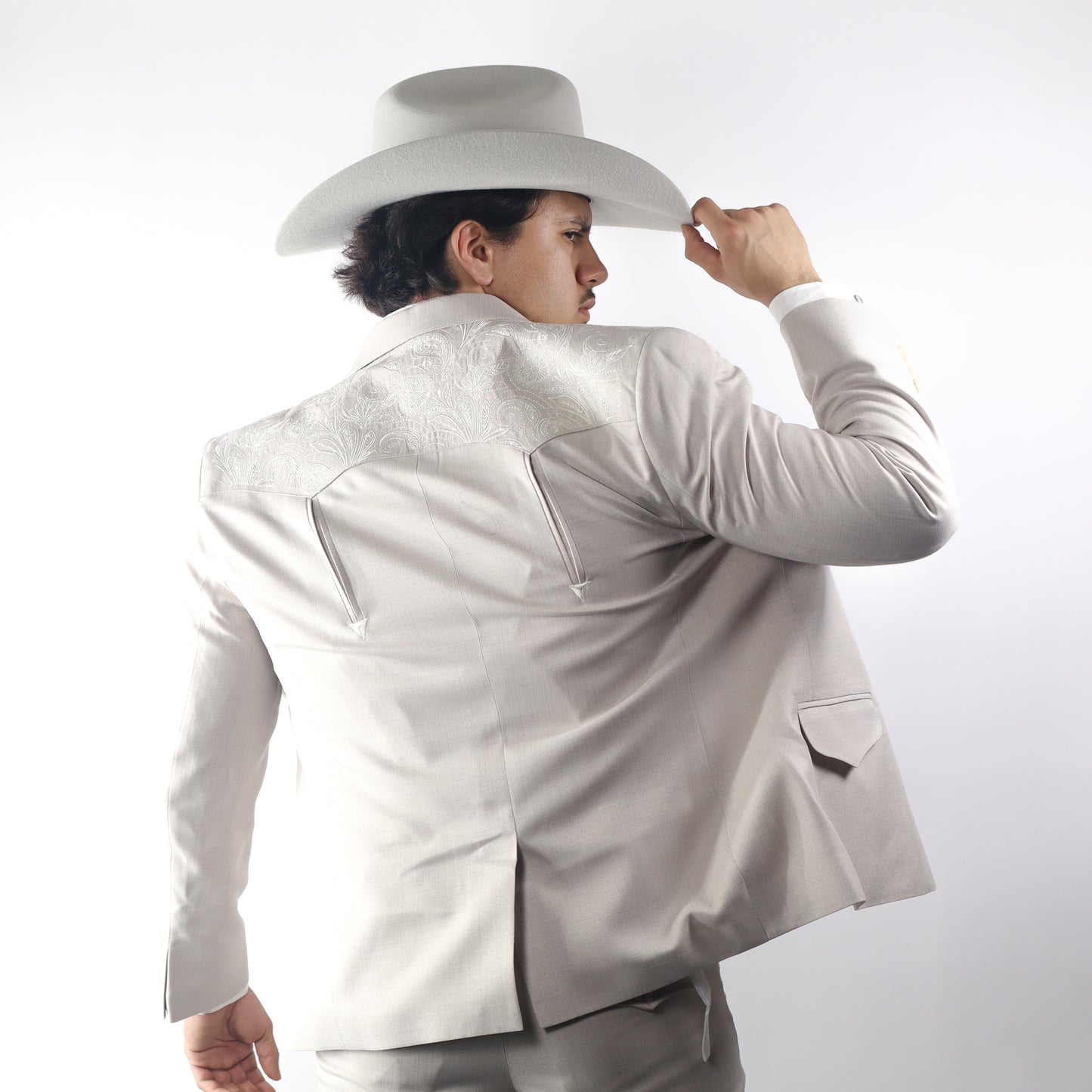 Traje Toledo Beige Bordado Amapola
