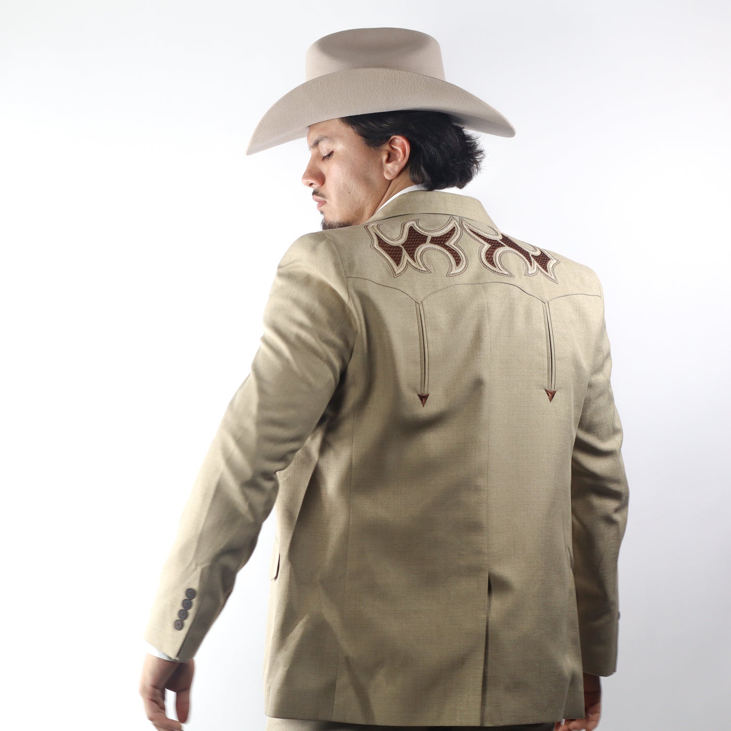 Traje Toledo Camel Bordado Bumerang