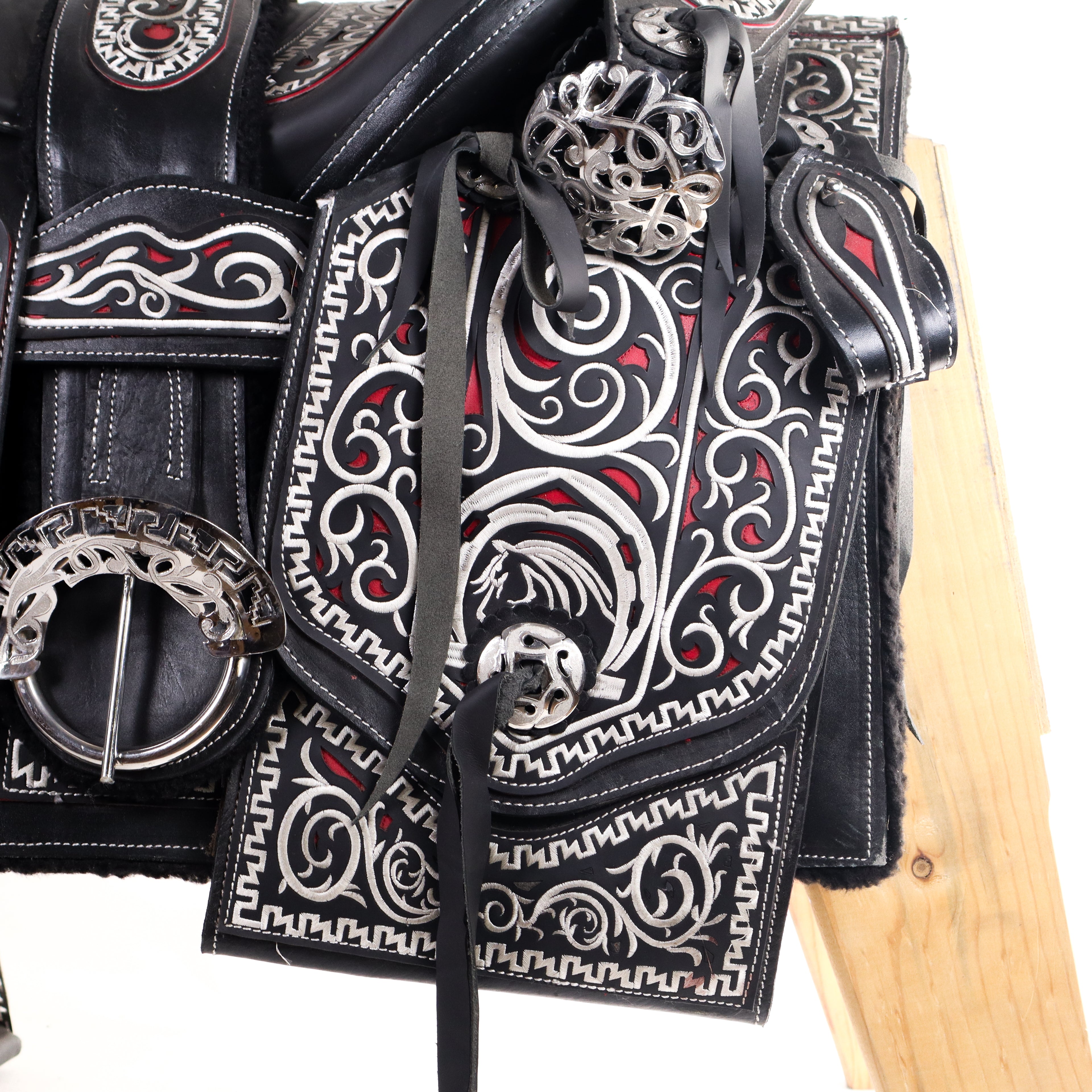 Charro Saddle 16" - Black and Red | Horse Q3