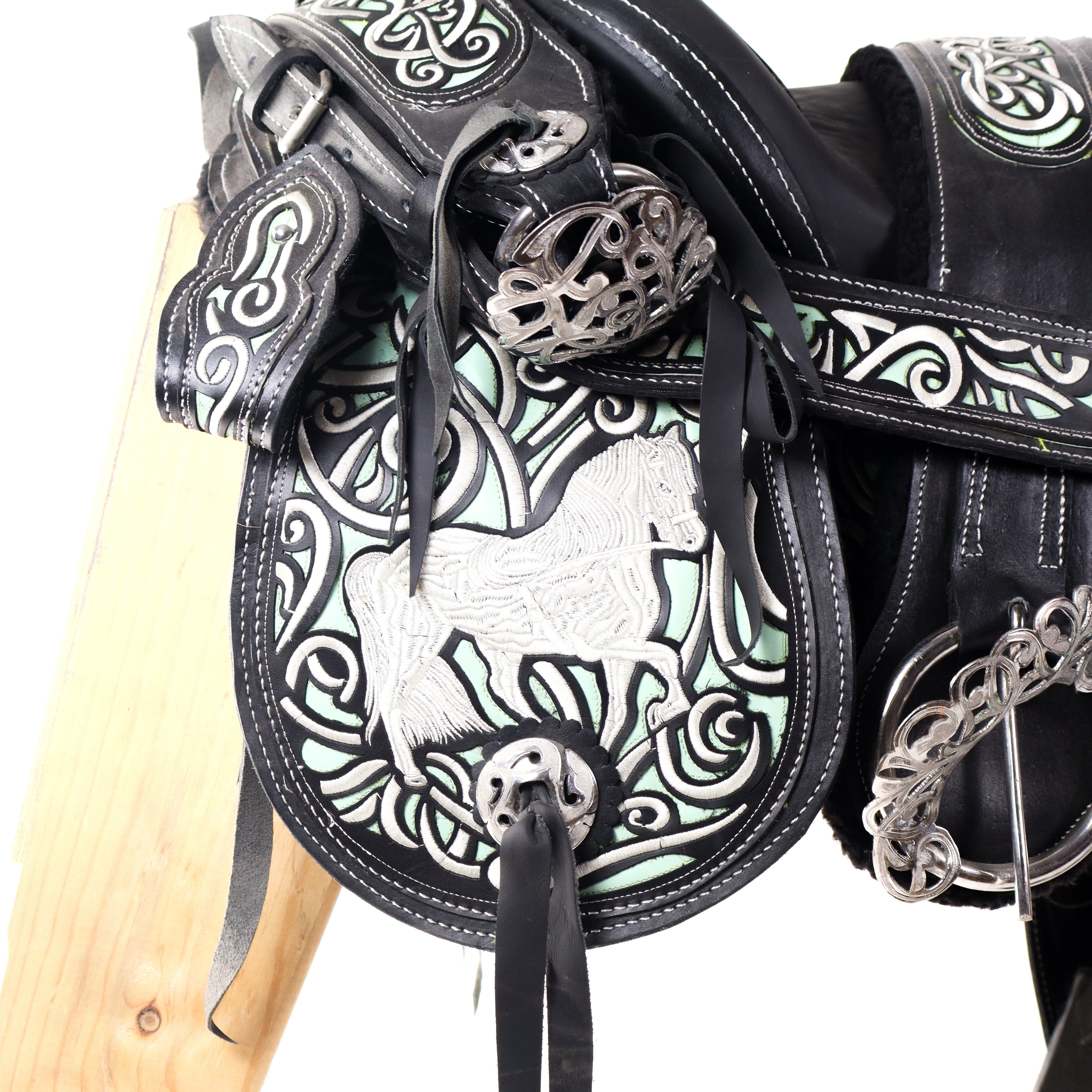 Ducktail Charro Saddle 16" - Black and Pistacchio | Horse Q3