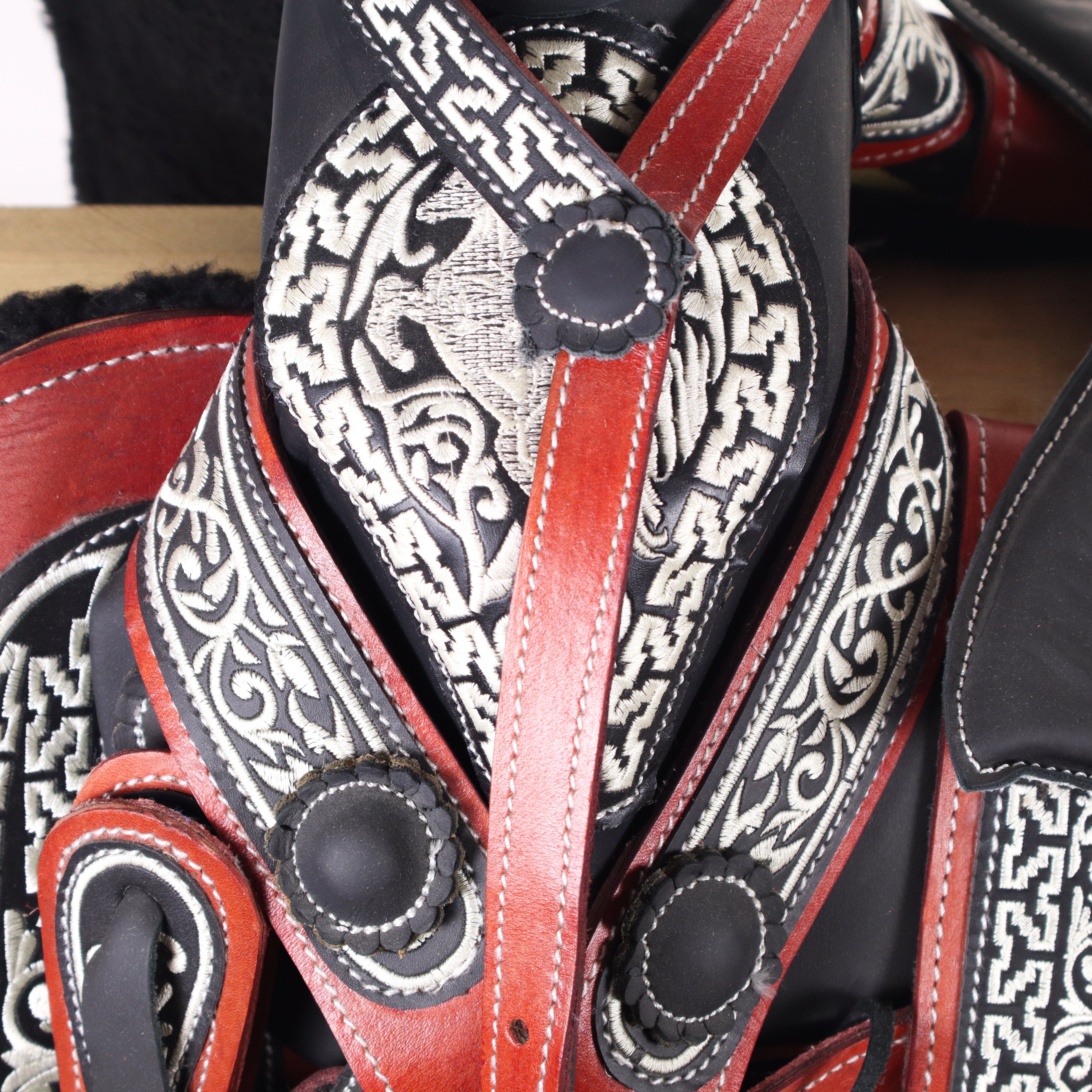 Charro Saddle 16" - Red and Black | Horse Q2